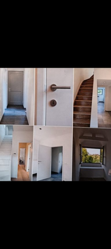 Intérieur d'une maison avec escalier, porte, et plusieurs pièces lumineuses.